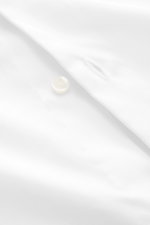 Borrelli Business Hemd 'Nando' Haifisch-Kragen weiß, Detailfoto von Manschette mit Perlmuttknopf, reine Baumwolle, Oxford-Webmuster, Slim Fit