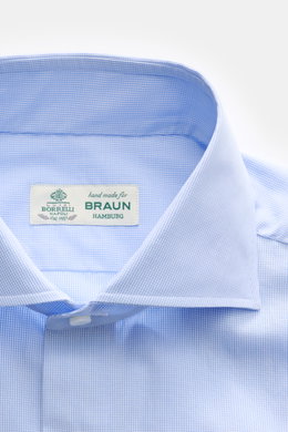 Close-up front view of the Borrelli Business shirt 'Nando' shark collar light blue/white checked, showcasing fine cotton poplin, soft feel, check pattern, and label. Masterful craftsmanship with handcrafted details, mother-of-pearl buttons, slim fit, Fren