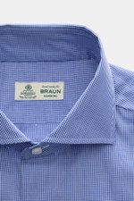 Borrelli Business shirt 'Nando' shark collar dark blue/white checked, close-up from front showing fine cotton poplin, handcrafted details, mother-of-pearl button.