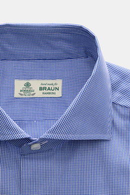 Borrelli Business shirt 'Nando' shark collar dark blue/white checked, close-up from front showing fine cotton poplin, handcrafted details, mother-of-pearl button.