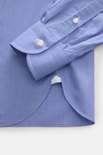 Close-up top-view of the Borrelli Business shirt 'Nando' shark collar dark blue/white checked cuff and hem, showcasing fine cotton poplin, slim fit, and mother-of-pearl buttons.