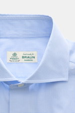 Close-up front view of the Borrelli Business shirt 'Nando' shark collar light blue/white checked, showcasing fine cotton poplin and delicate check pattern.

Description: Masterful craftsmanship down to the smallest detail: The 'Nando' shirt by BORRELLI em