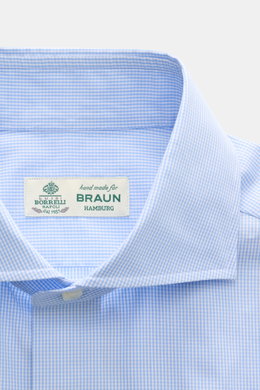 Close-up front view of the Borrelli Business shirt 'Nando' shark collar light blue/white checked, showcasing fine cotton poplin and delicate check pattern.

Description: Masterful craftsmanship down to the smallest detail: The 'Nando' shirt by BORRELLI em