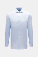 Borrelli Business Hemd 'Nando' Haifisch-Kragen weiß/hellblau gestreift, Slim Fit, reine Baumwolle, glatter Griff, französische Knopfleiste, Sportmanschette, Taillenabnäher, gerundeter Saum, frontal fotografiert.