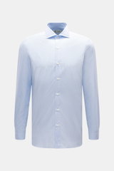 Borrelli Business Hemd 'Nando' Haifisch-Kragen weiß/hellblau gestreift, Slim Fit, reine Baumwolle, glatter Griff, französische Knopfleiste, Sportmanschette, Taillenabnäher, gerundeter Saum, frontal fotografiert.
