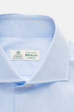 Borrelli Business Hemd 'Nando' Haifisch-Kragen weiß/hellblau gestreift in Nahaufnahme von oben, reine Baumwolle, weicher Griff, Slim Fit, klassische Details.