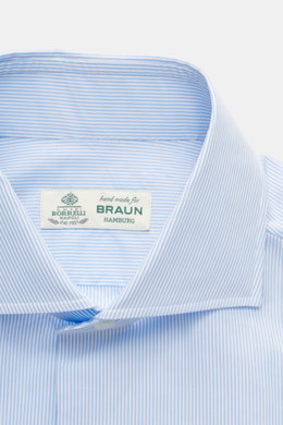 Borrelli Business Hemd 'Nando' Haifisch-Kragen weiß/hellblau gestreift in Nahaufnahme von oben, reine Baumwolle, weicher Griff, Slim Fit, klassische Details.
