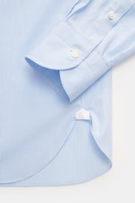 Borrelli Business Hemd 'Nando' Haifisch-Kragen weiß/hellblau gestreift, Detailaufnahme der Manschette, reine Baumwolle, weicher Griff, Slim Fit, französische Knopfleiste, Sportmanschette, Taillenabnäher, gerundeter Saum.