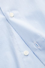 Borrelli Business Hemd 'Nando' Haifisch-Kragen weiß/hellblau gestreift, Detailansicht Knopfleiste, reine Baumwolle, weicher Griff, Slim Fit, Taillenabnäher, gerundeter Saum.