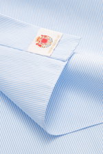 Borrelli Business Hemd 'Nando' Haifisch-Kragen weiß/hellblau gestreift, Detailfoto von Manschette, reine Baumwolle, weicher Griff, Slim Fit, Taillenabnäher.