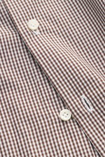 Nahaufnahme aus schräger Perspektive des Borrelli Business Hemd 'Nando' Haifisch-Kragen weiß/braun kariert mit Perlmuttknöpfen, reine Baumwolle, weicher Griff, klassisches Karomuster, Slim Fit, französische Knopfleiste, klassische Sportmanschette, rückwär
