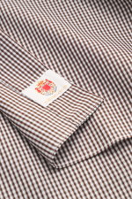 Nahaufnahme des Borrelli Business Hemd 'Nando' Haifisch-Kragen weiß/braun kariert in Slim Fit mit klassischem Karomuster, weichem Griff, Perlmuttknöpfen, Sportmanschette, Taillenabnähern und gerundetem Saum.