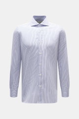 Borrelli Business Hemd 'Nando' Haifisch-Kragen weiß/blau gestreift, Slim Fit, reine Baumwolle, weicher Griff, klassische Sportmanschette, Frontansicht.