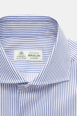 Borrelli Business Hemd 'Nando' Haifisch-Kragen weiß/blau gestreift, Detailaufnahme von oben, reine Baumwolle, weicher Griff, klassisches Streifenmuster, Slim Fit.