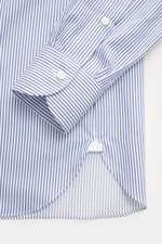 Borrelli Business Hemd 'Nando' Haifisch-Kragen weiß/blau gestreift, Detailaufnahme von Manschette, reine Baumwolle, weicher Griff, Slim Fit, französische Knopfleiste, Sportmanschette, Taillenabnäher, gerundeter Saum.