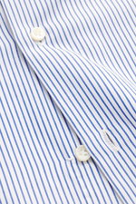 Borrelli Business Hemd 'Nando' Haifisch-Kragen weiß/blau gestreift, Detailfoto von Knopfleiste mit Perlmuttknöpfen, reine Baumwolle, weicher Griff, Slim Fit, klassisches Streifenmuster.