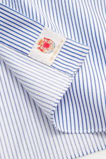 Blick auf Manschette des Borrelli Business Hemd 'Nando' Haifisch-Kragen weiß/blau gestreift, reine Baumwolle, weicher Griff, Slim Fit, klassisches Streifenmuster, französische Knopfleiste mit Perlmuttknöpfen, Sportmanschette, Taillenabnäher, gerundeter Sa