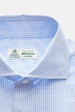 Borrelli Business Hemd 'Nando' Haifisch-Kragen weiß/blau kariert, Detailansicht von oben, reine Baumwolle, weicher Griff, Slim Fit, französische Knopfleiste, Sportmanschette, Taillenabnäher, gerundeter Saum.
