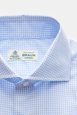 Borrelli Business Hemd 'Nando' Haifisch-Kragen weiß/blau kariert, Detailansicht von oben, reine Baumwolle, weicher Griff, Slim Fit, französische Knopfleiste, Sportmanschette, Taillenabnäher, gerundeter Saum.