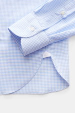 Nahaufnahme von Manschette und Saum des Borrelli Business Hemd 'Nando' Haifisch-Kragen weiß/blau kariert, reine Baumwolle, weicher Griff, kleines Karomuster, Slim Fit, französische Knopfleiste mit Perlmuttknöpfen, klassische Sportmanschette, rückwärtige T