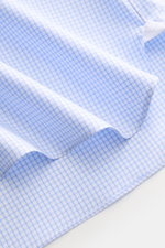 Nahaufnahme des Borrelli Business Hemd 'Nando' Haifisch-Kragen weiß/blau kariert, reine Baumwolle, weicher, glatter Griff, kleines Karomuster, Slim Fit, französische Knopfleiste, klassische Sportmanschette, rückwärtige Taillenabnäher, gerundeter Saum, fot