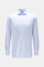 Borrelli Business Hemd 'Nando' Haifisch-Kragen weiß/blau gestreift, Frontansicht, reine Baumwolle, weicher Griff, schmale Streifen, Slim Fit, französische Knopfleiste, klassische Sportmanschette, Taillenabnäher, gerundeter Saum