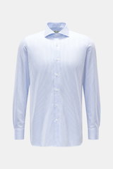 Borrelli Business Hemd 'Nando' Haifisch-Kragen weiß/blau gestreift, Frontansicht, reine Baumwolle, weicher Griff, schmale Streifen, Slim Fit, französische Knopfleiste, klassische Sportmanschette, Taillenabnäher, gerundeter Saum