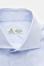 Nahaufnahme aus schräger Draufsicht des Borrelli Business Hemd 'Nando' Haifisch-Kragen weiß/blau gestreift, reine Baumwolle, weicher Griff, schmale Streifen, Slim Fit, französische Knopfleiste mit Perlmuttknöpfen, klassische Sportmanschette, rückwärtige T