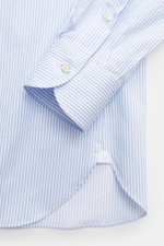 Borrelli Business Hemd 'Nando' Haifisch-Kragen weiß/blau gestreift, Detailaufnahme von Ärmel und Saum, reine Baumwolle, weicher Griff, schmale Streifen, Slim Fit, französische Knopfleiste, Sportmanschette, Taillenabnäher, gerundeter Saum.