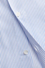 Borrelli Business Hemd 'Nando' Haifisch-Kragen weiß/blau gestreift, Detailaufnahme schmale Streifen, reine Baumwolle, weicher Griff, Slim Fit, französische Knopfleiste, Sportmanschette, Taillenabnäher, gerundeter Saum.