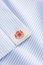 Borrelli Business Hemd 'Nando' Haifisch-Kragen weiß/blau gestreift, Detailaufnahme schmale Streifen, reine Baumwolle, weicher Griff, Slim Fit, Perlmuttknöpfe.
