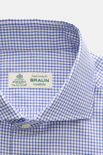 Nahaufnahme des Kragens von Borrelli Business Hemd 'Nando' Haifisch-Kragen navy/weiß kariert, fotografiert von schräg oben, reiner Baumwolltwill, weiche, fein strukturierte Qualität, feines Karomuster, Regular Fit, französische Knopfleiste mit Perlmuttknö