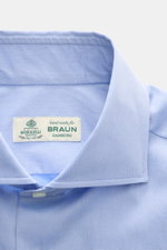 Borrelli Business Hemd 'Nando' Haifisch-Kragen hellblau, Nahaufnahme von oben, Gabardine aus Baumwolle, weich, Regular Fit, Perlmuttknöpfe.