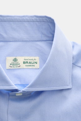 Borrelli Business Hemd 'Nando' Haifisch-Kragen hellblau, Nahaufnahme von oben, Gabardine aus Baumwolle, weich, Regular Fit, Perlmuttknöpfe.
