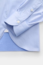 Borrelli Business Hemd 'Nando' Haifisch-Kragen hellblau, Detailaufnahme Ärmel mit klassischer Sportmanschette, Gabardine Baumwolle, Regular Fit, Perlmuttknöpfe, gerundeter Saum