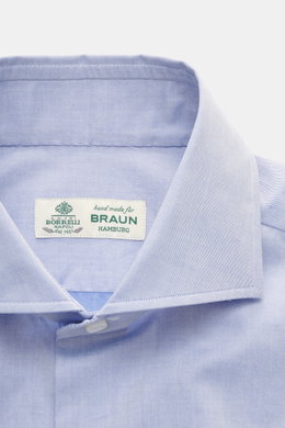 Borrelli Business Hemd 'Nando' Haifisch-Kragen rauchblau, Nahaufnahme von oben, Gabardine aus reiner Baumwolle, weiche Qualität, Regular Fit, französische Knopfleiste mit Perlmuttknöpfen, klassische Sportmanschette, gerundeter Saumverlauf.