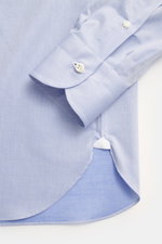 Nahaufnahme der Manschette und des Saumverlaufs des Borrelli Business Hemd 'Nando' Haifisch-Kragen rauchblau, Gabardine aus reiner Baumwolle, weiche fein strukturierte Qualität, Regular Fit, französische Knopfleiste mit Perlmuttknöpfen, klassische Sportma