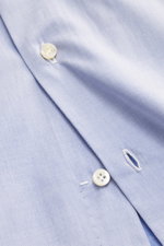 Borrelli Business Hemd 'Nando' Haifisch-Kragen rauchblau aus Gabardine Baumwolle, Regular Fit, Haifisch-Kragen, Perlmuttknöpfe, Sportmanschette, gerundeter Saum, Detailansicht.