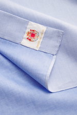 Nahaufnahme des Borrelli Business Hemd 'Nando' Haifisch-Kragen rauchblau, schräg von oben, Gabardine Baumwolle, Regular Fit, Perlmuttknöpfe.