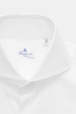 Close-up front view of the Finamore Business Shirt 'Sergio Napoli' Spread Collar white, crafted from pure Giza cotton with a smooth touch, regular fit, extra-long sleeves, French placket, classic sport cuff, and rounded hemline, showcasing confident style