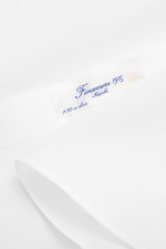 Close-up top-down view of the Finamore Business Shirt 'Sergio Napoli' Spread Collar white label on pure Giza cotton fabric, showcasing smooth touch and elegant texture. Confident style in the office: The 'Sergio Napoli' shirt by FINAMORE impresses with ra