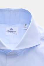 Nahaufnahme des hellblauen Finamore Business-Hemds 'Sergio Napoli' Haifisch-Kragen, fotografiert von oben, aus reiner Giza-Baumwolle, Regular Fit mit glattem Griff.