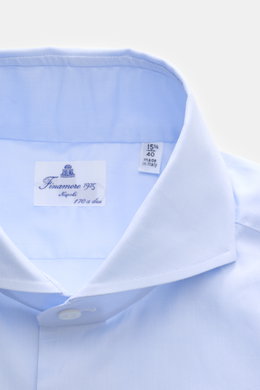 Nahaufnahme des hellblauen Finamore Business-Hemds 'Sergio Napoli' Haifisch-Kragen, fotografiert von oben, aus reiner Giza-Baumwolle, Regular Fit mit glattem Griff.
