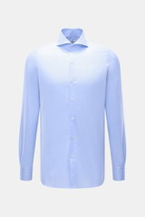 Finamore Business-Hemd 'Sergio Napoli' Haifisch-Kragen hellblau, frontale Nahaufnahme, Twill aus ägyptischer Giza-45-Baumwolle, Regular Fit, glatter Griff, extralange Ärmel, französische Knopfleiste, klassische Sportmanschette, gerundeter Saum.