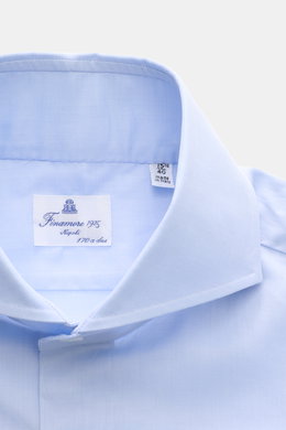 Finamore Business-Hemd 'Sergio Napoli' Haifisch-Kragen hellblau aus edlem Giza-45-Twill, Nahaufnahme von innen mit Label, glatter Griff.