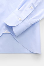 Finamore Business-Hemd 'Sergio Napoli' Haifisch-Kragen hellblau, Detailaufnahme von Ärmel und Manschette, edler Twill aus ägyptischer Giza-45-Baumwolle.
