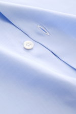 Finamore Business-Hemd 'Sergio Napoli' Haifisch-Kragen hellblau, Detailaufnahme von Knopf und Knopfloch, edler Twill aus Giza-45 Baumwolle.