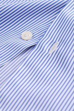 Close-up front view of the Finamore Business Shirt 'Sergio Napoli' Shark Collar Blue/White Striped, showcasing twill fabric, button, and stitching.

Description: Stylish in the office: The "Sergio Napoli" shirt by FINAMORE impresses with fine twill made f