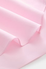 Finamore Business-Hemd 'Sergio Napoli' Haifisch-Kragen rosé aus glattem Giza-45-Twill, Nahaufnahme der Ärmelkante in Seitenperspektive.