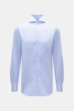 Finamore Business-Hemd 'Sergio Napoli' hellblau/weiß gestreift, Haifisch-Kragen, Regular Fit, glatter Giza-Twill, klassische Manschetten, frontal fotografiert.